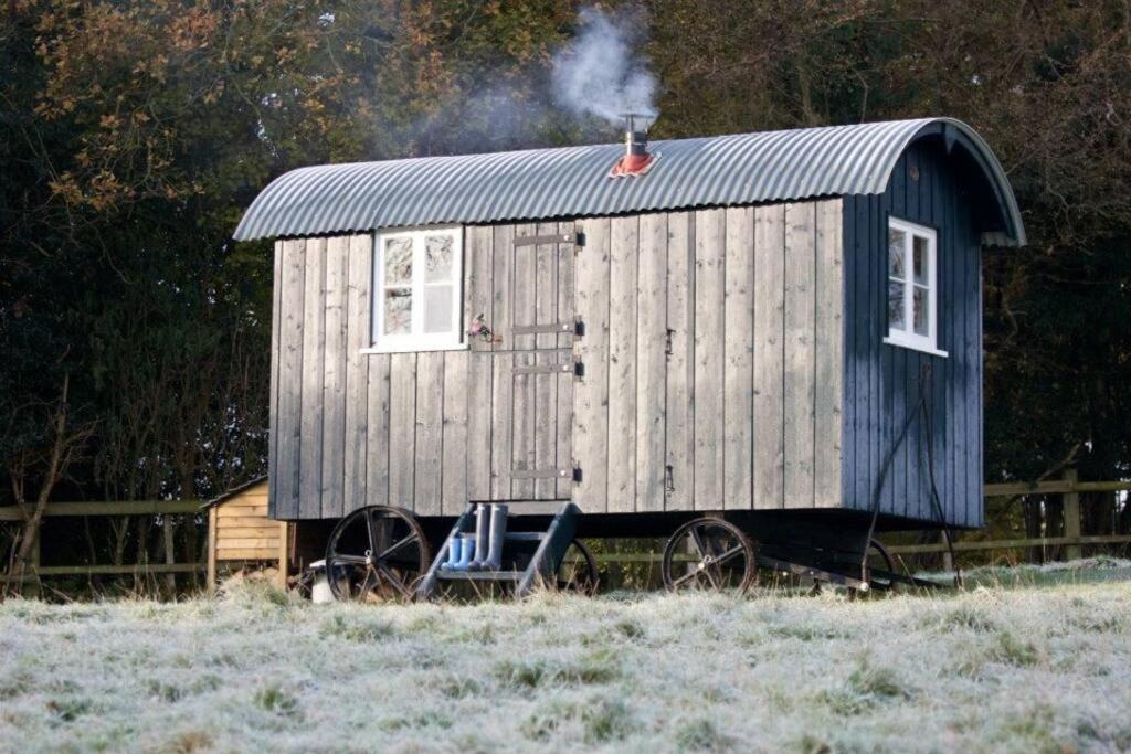Molly Dishwasher Shepherds Hut Frant Exterior photo