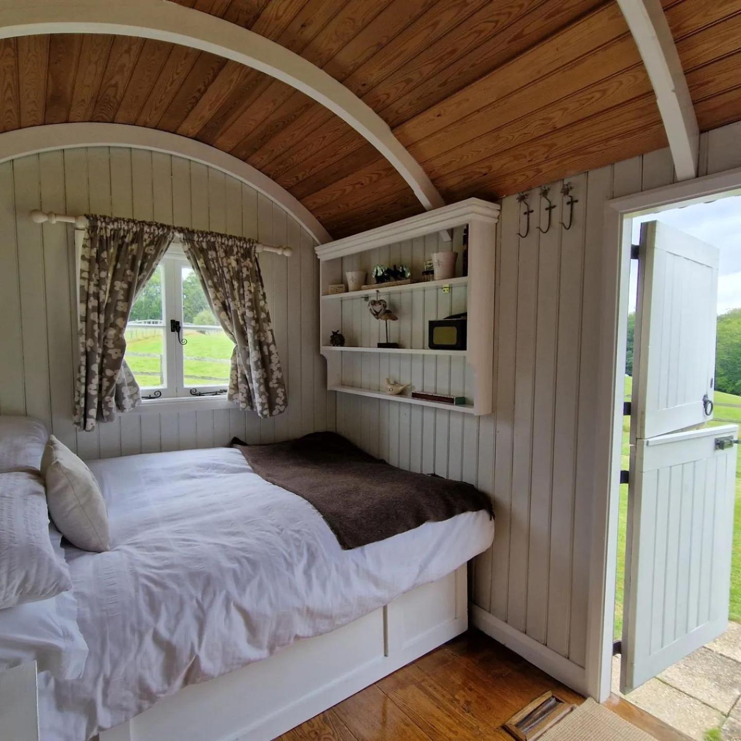 Molly Dishwasher Shepherds Hut Frant Exterior photo