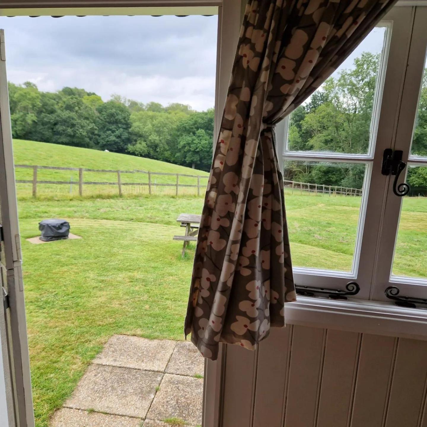 Molly Dishwasher Shepherds Hut Frant Exterior photo